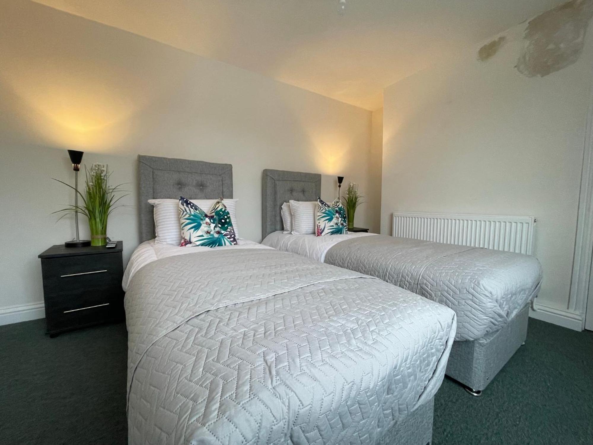 2 Bedroom Apartments Stopoverz Bristol Exterior photo