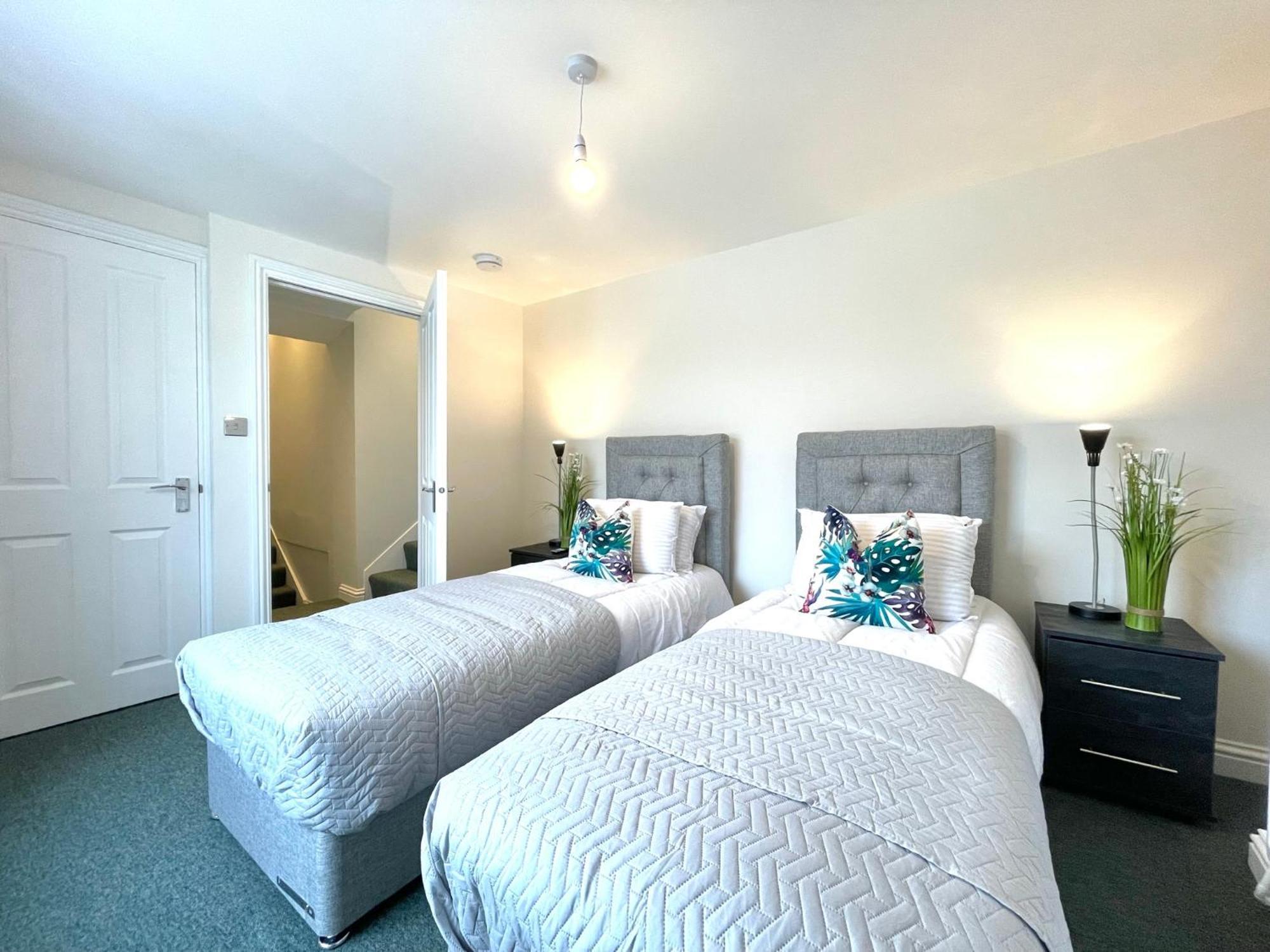 2 Bedroom Apartments Stopoverz Bristol Exterior photo