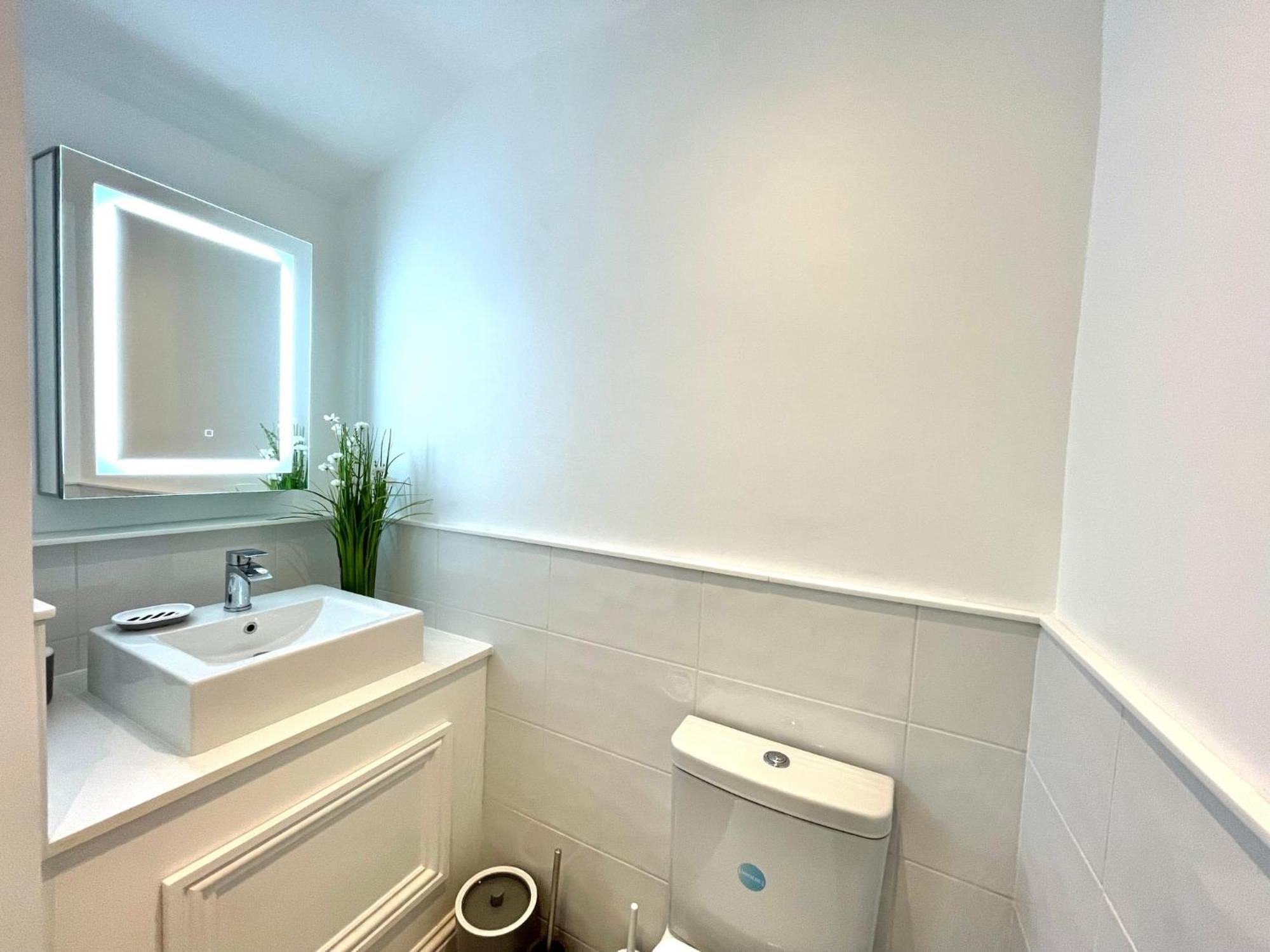 2 Bedroom Apartments Stopoverz Bristol Exterior photo