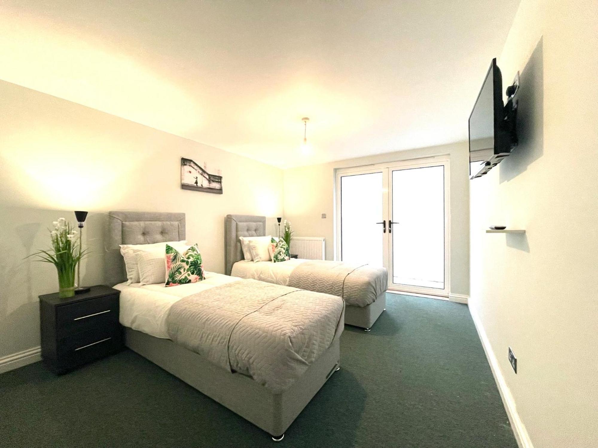 2 Bedroom Apartments Stopoverz Bristol Exterior photo