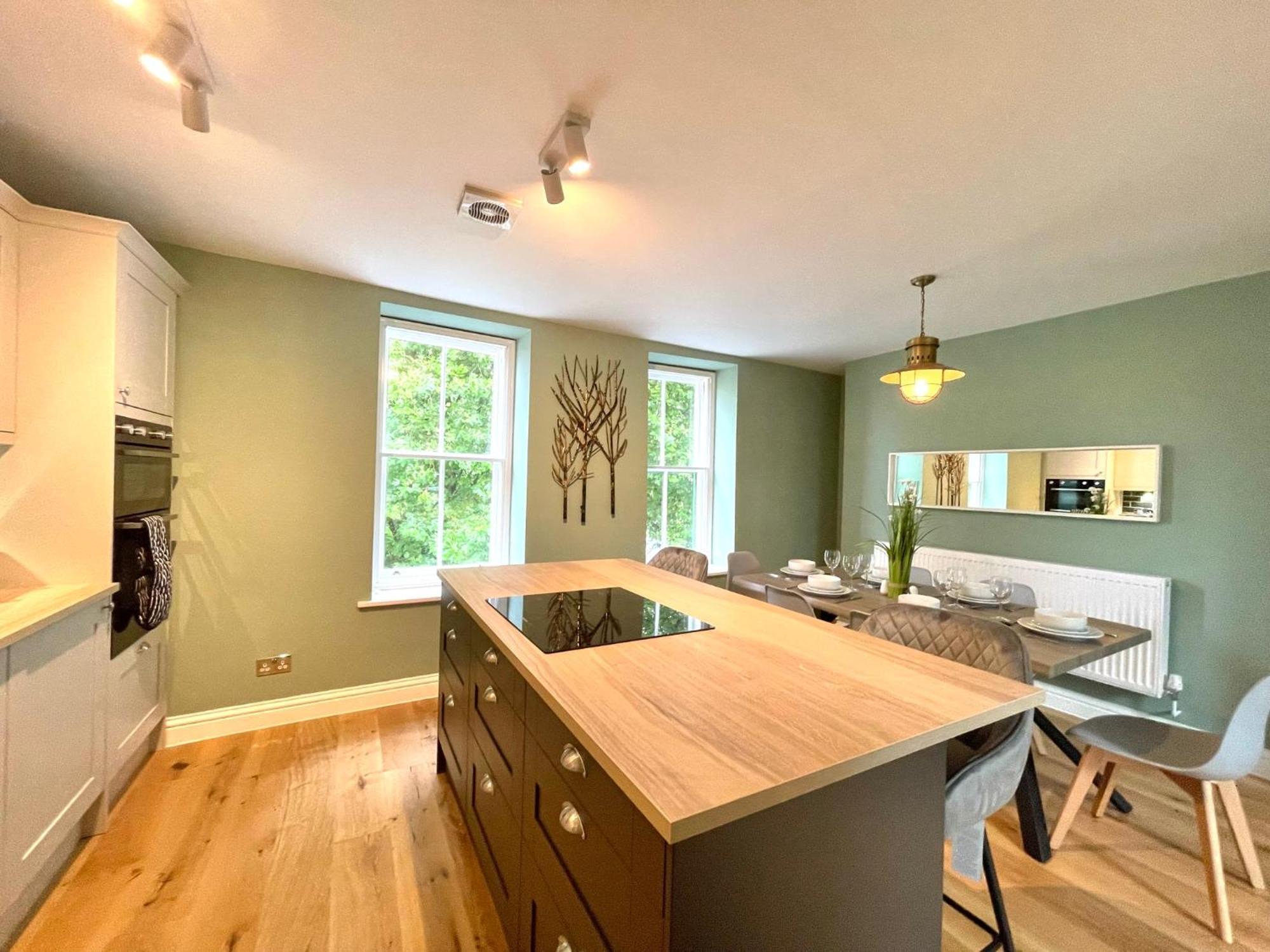 2 Bedroom Apartments Stopoverz Bristol Exterior photo