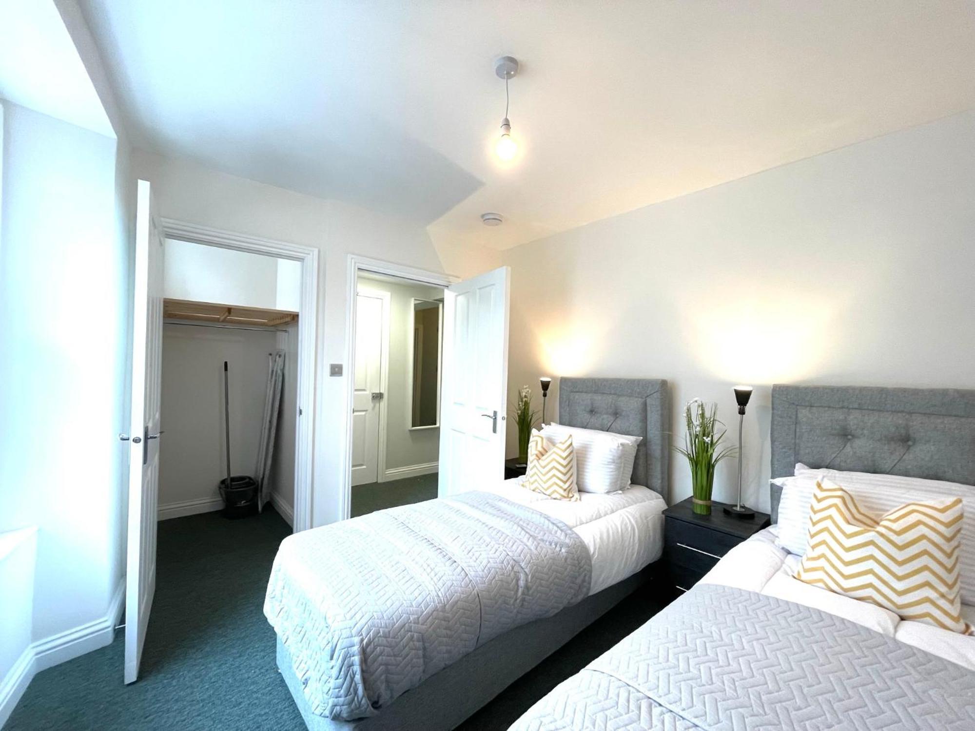 2 Bedroom Apartments Stopoverz Bristol Exterior photo