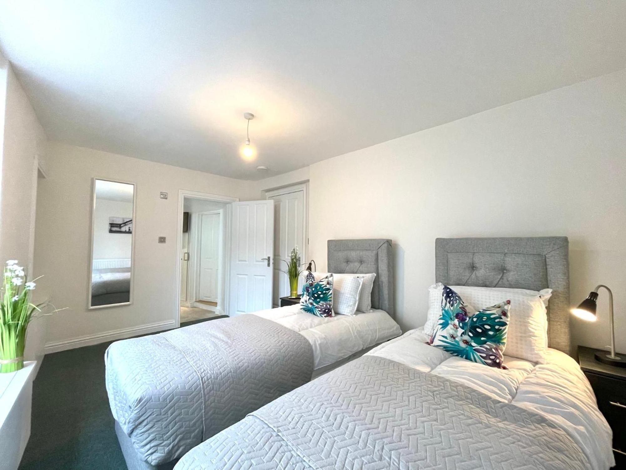 2 Bedroom Apartments Stopoverz Bristol Exterior photo
