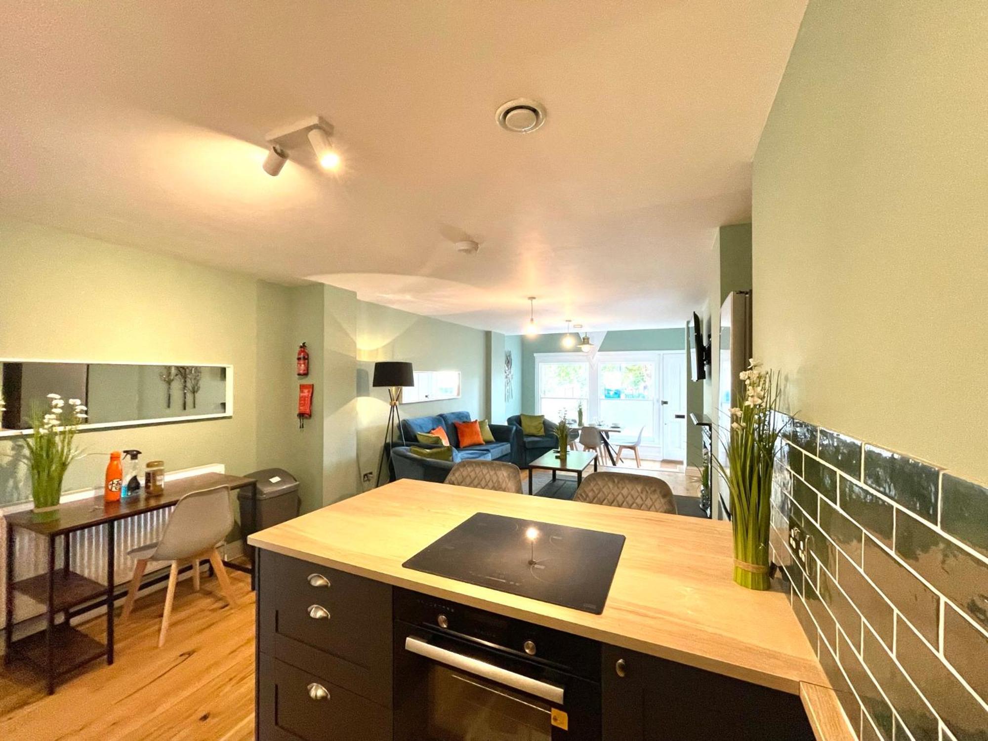 2 Bedroom Apartments Stopoverz Bristol Exterior photo