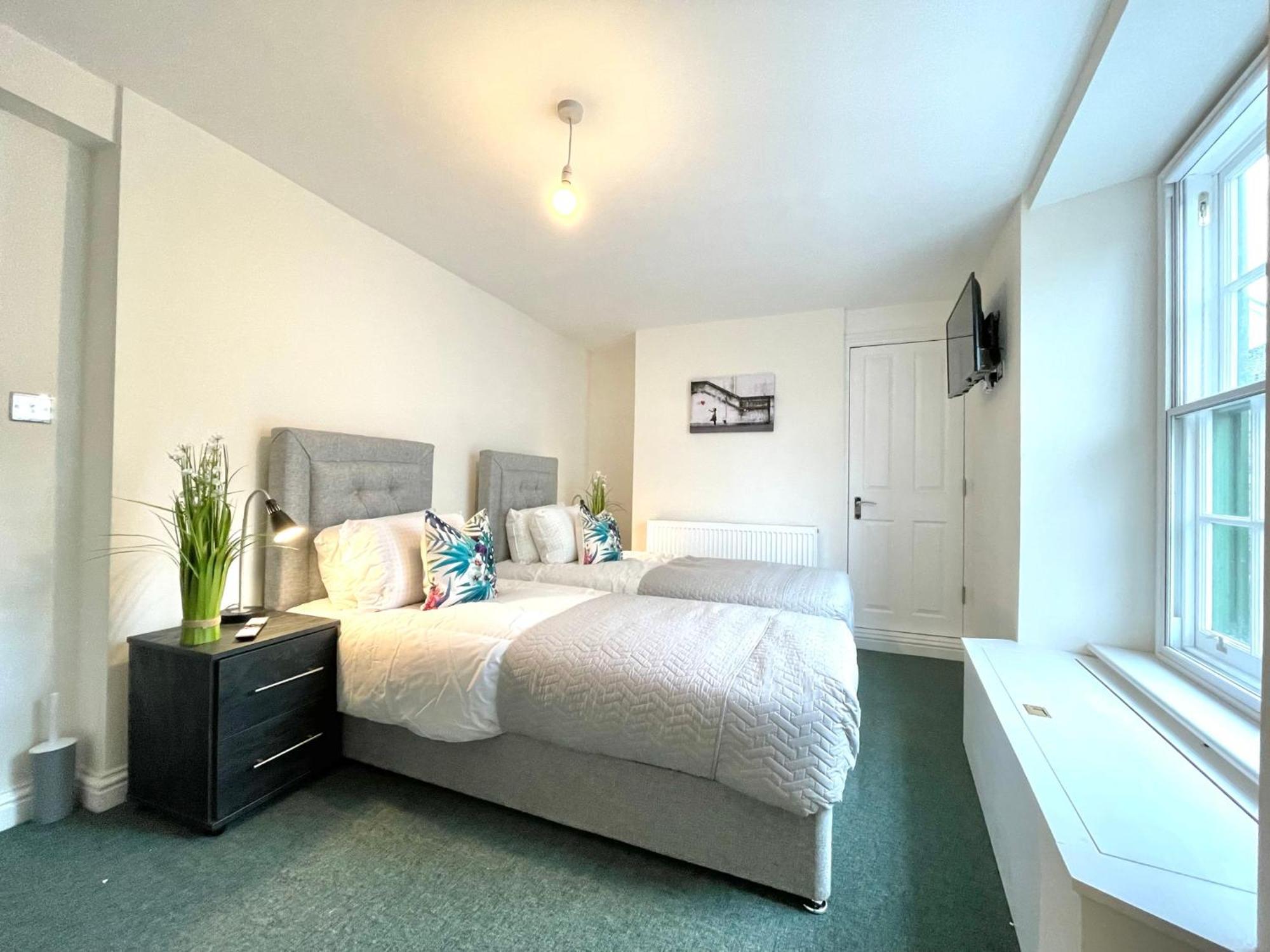 2 Bedroom Apartments Stopoverz Bristol Exterior photo