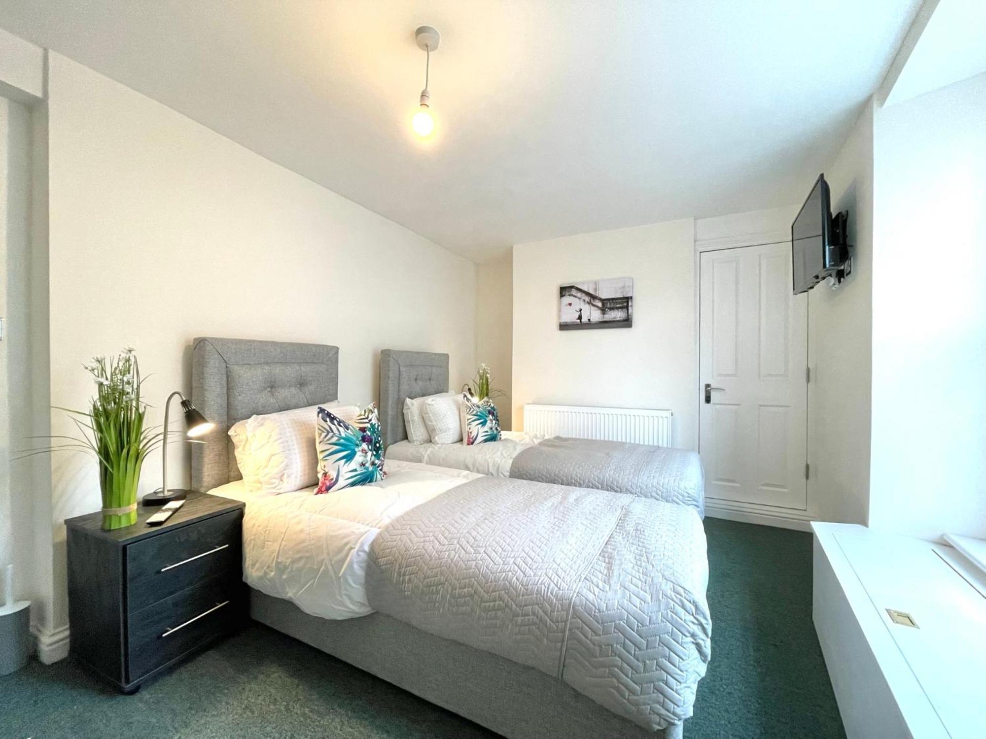 2 Bedroom Apartments Stopoverz Bristol Exterior photo