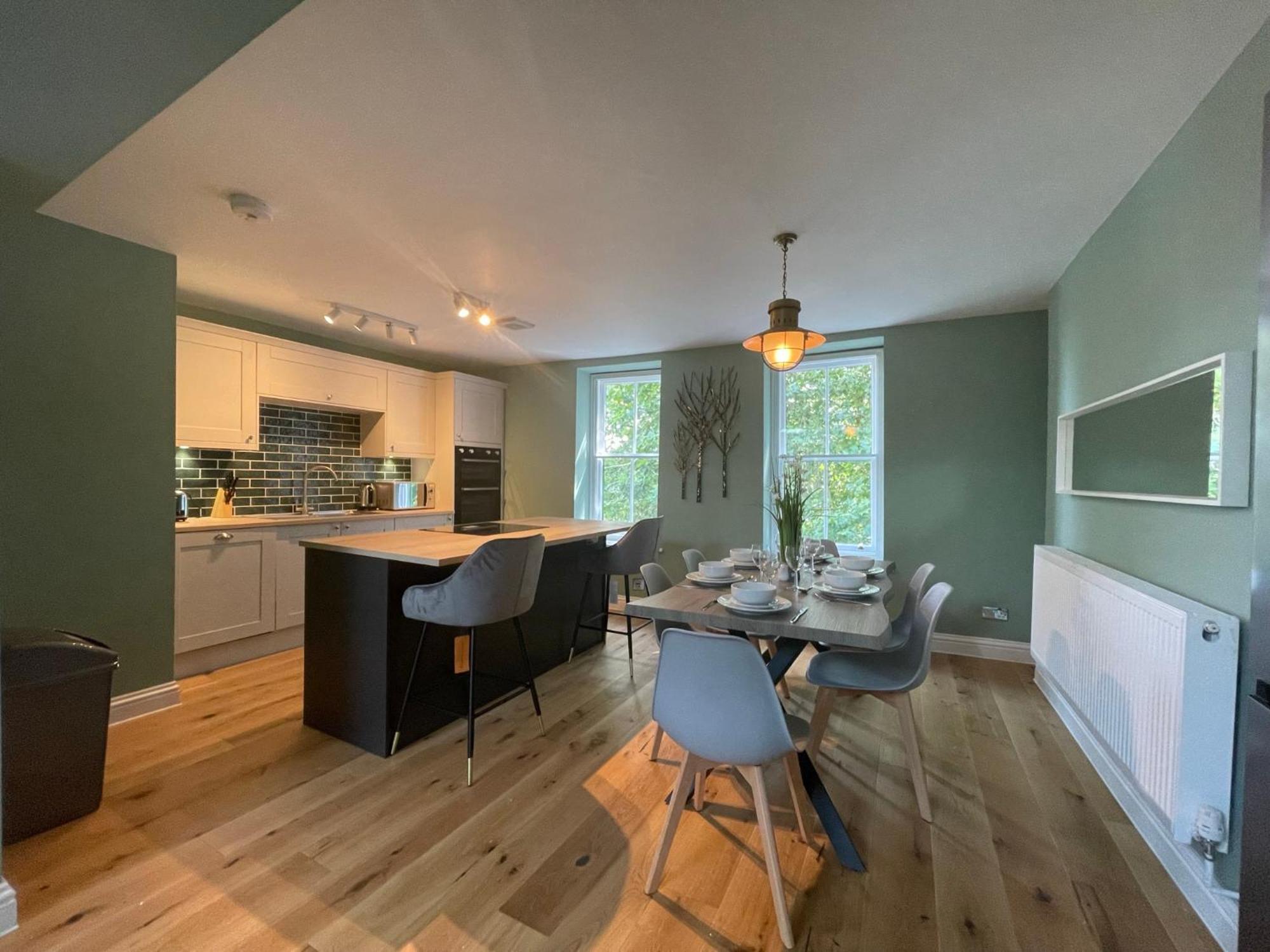 2 Bedroom Apartments Stopoverz Bristol Exterior photo