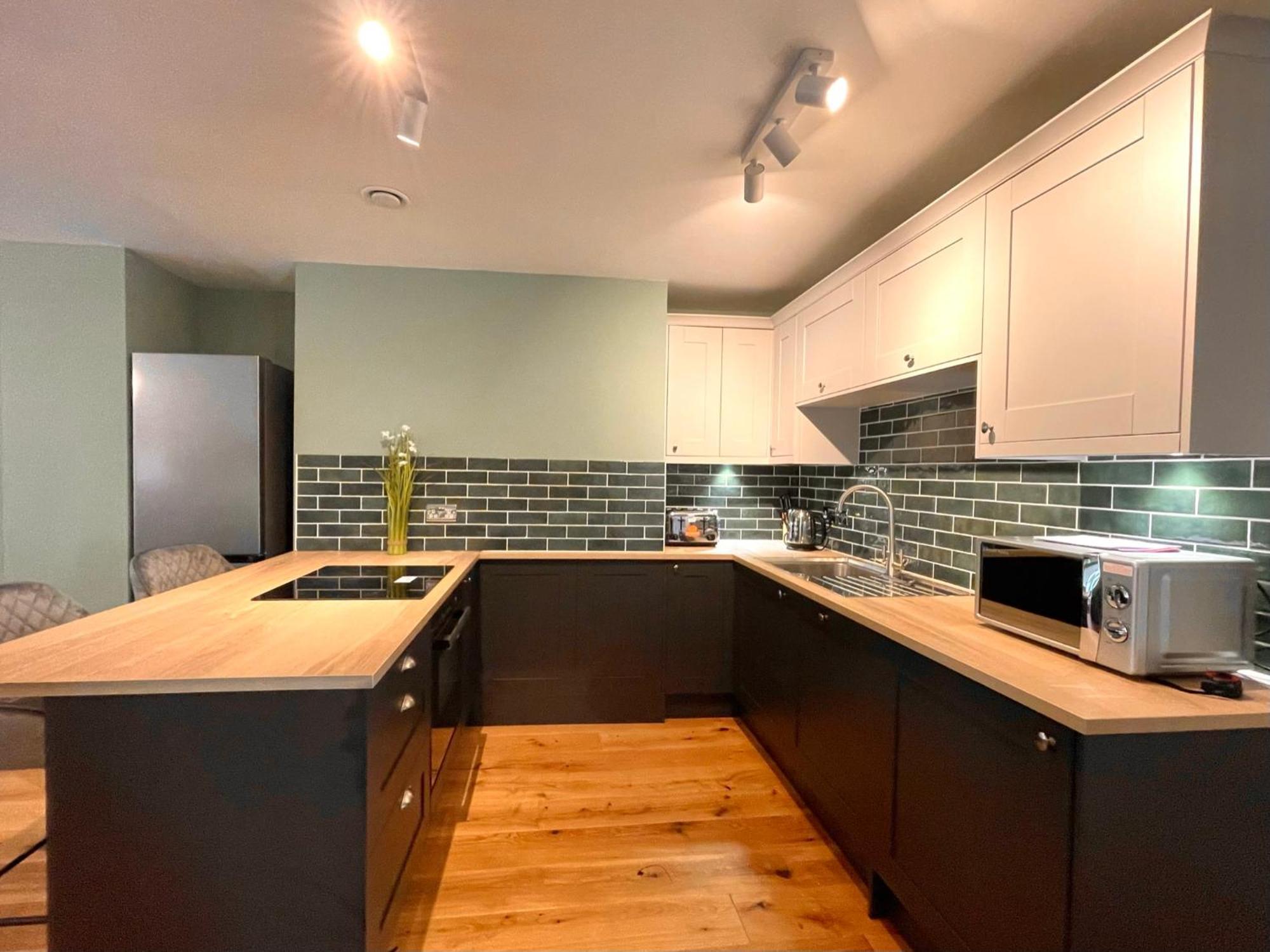 2 Bedroom Apartments Stopoverz Bristol Exterior photo