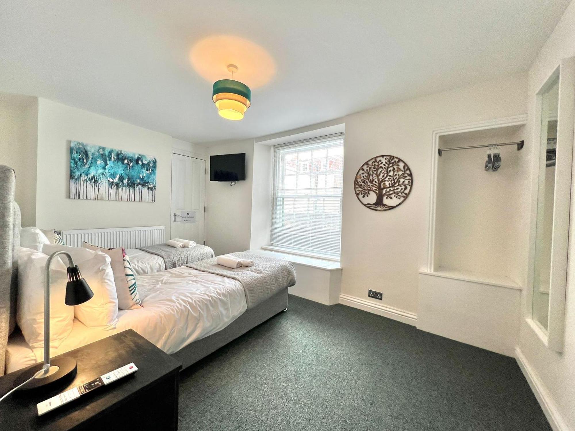 2 Bedroom Apartments Stopoverz Bristol Exterior photo