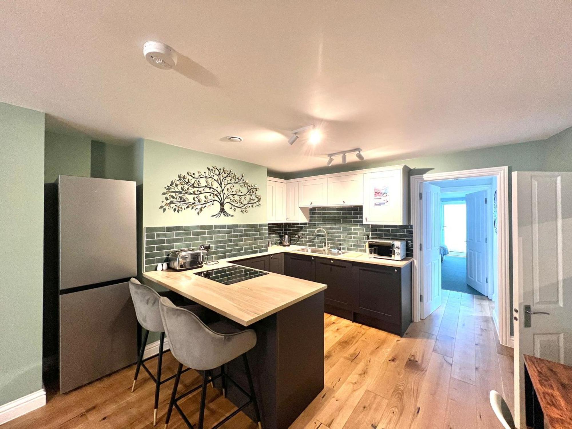 2 Bedroom Apartments Stopoverz Bristol Exterior photo